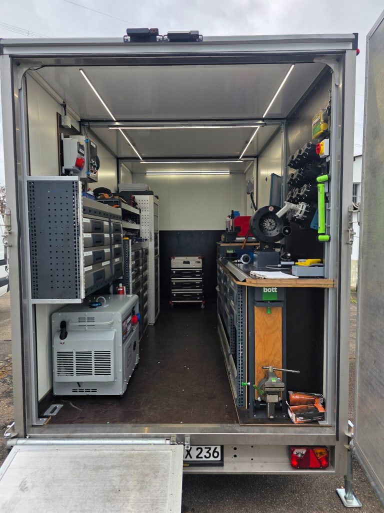 Serviceanhänger /Mobile Hydraulikwerkstatt Innenansicht eines mobilen Werkstatttrailers mit Werkzeug und Ausrüstung.